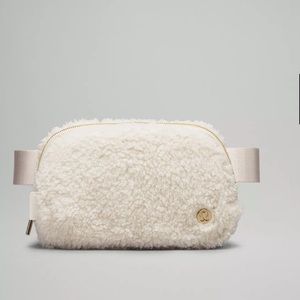 Lulu lemon Everywhere Belt Bag 1L
Fleece